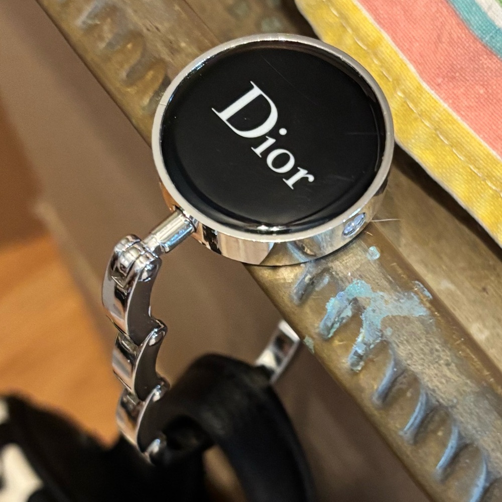 Dior bag hanger
Silver plated,Enameled logo